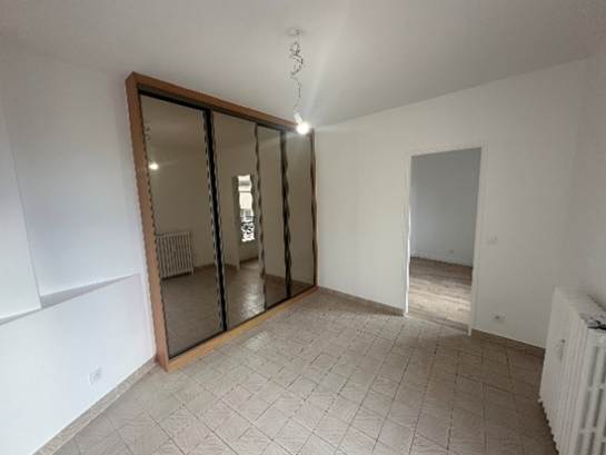 Une image contenant intrieur, mur, btiment, porte

Le contenu gnr par lIA peut tre incorrect.